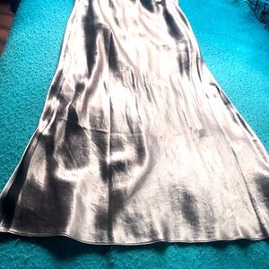 Babaton silk skirt in taupe . Shiny and flowy